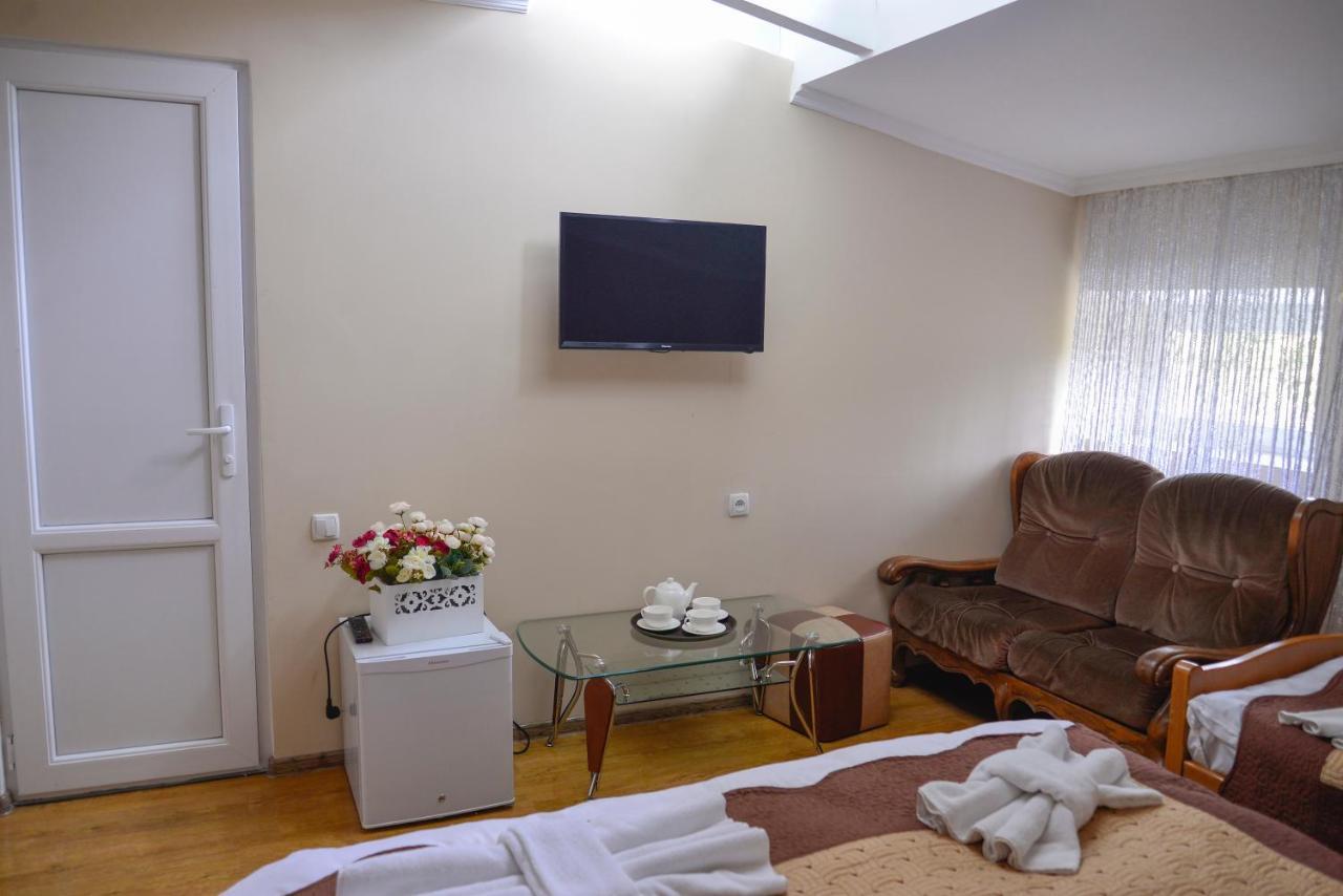 Hotel Victoria Borjomi Bagian luar foto